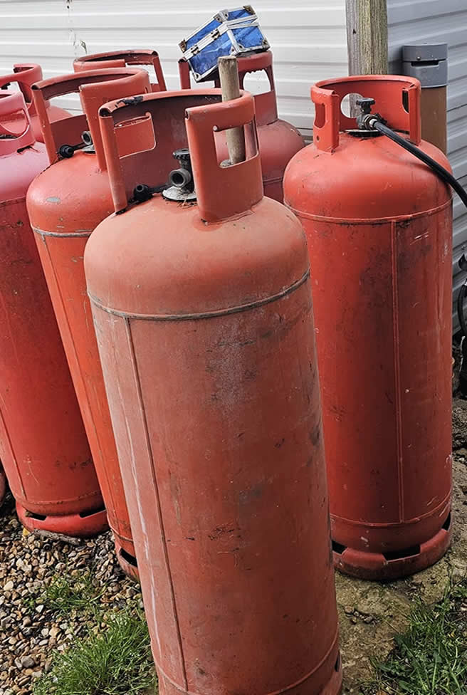 Gas cylinders verified to dangerous-goods standards